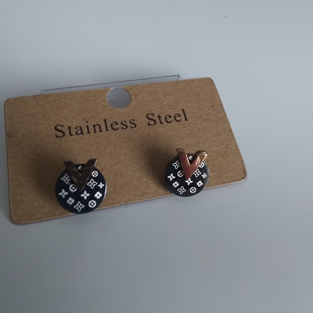 Earrings Classic letter V titanium steel